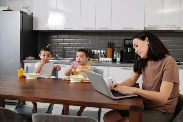 Rutine de dimineață care chiar funcționează pentru familiile ocupate