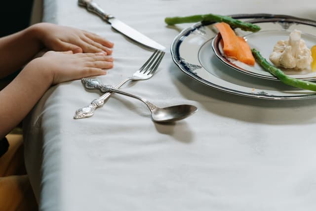 Cum să ai o alimentație echilibrată chiar și cu un copil agitat
