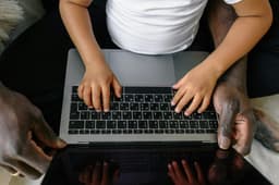 Cum să-ți susții copilul în era digitală: limite sănătoase pentru ecrane