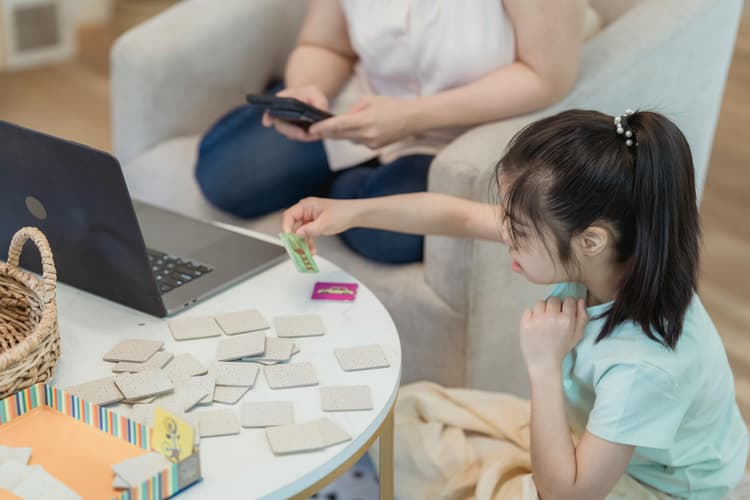 Creierul copilului în era digitală: ce schimbă smartphone‑ul