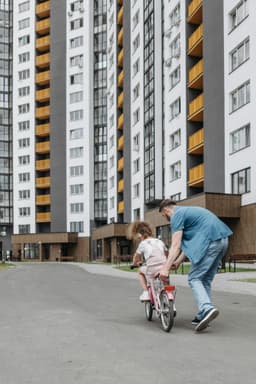Copiii care întrerup constant – cum îi ajuți să învețe răbdarea