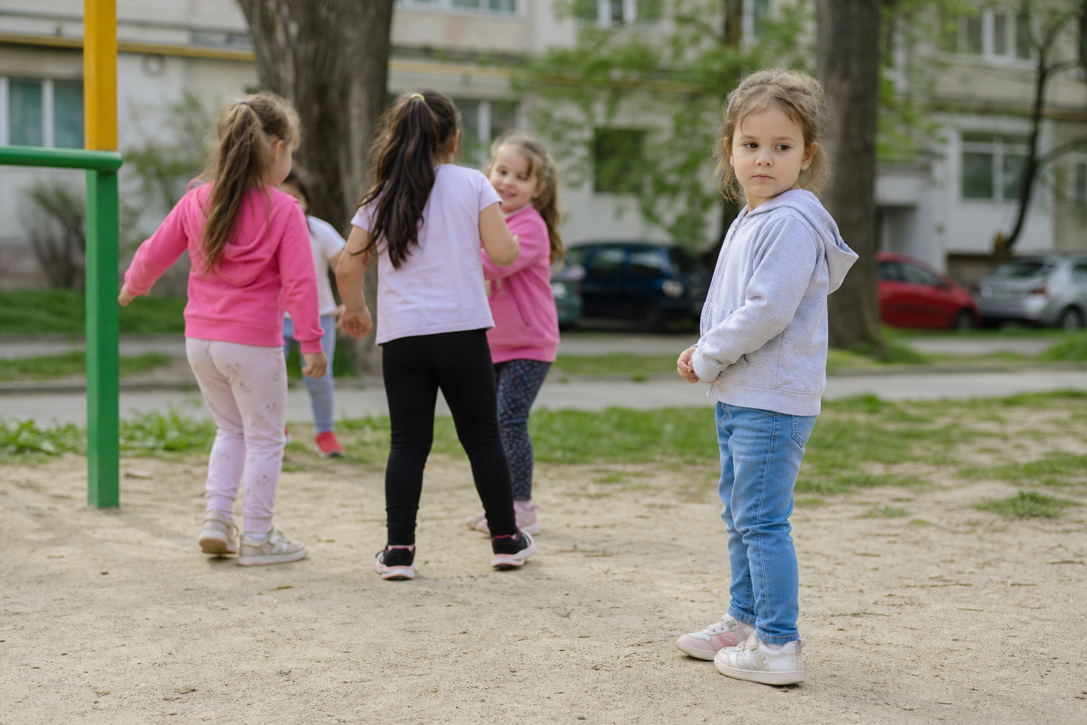 Copilul nu vrea să se joace cu alți copii? Cum îl ajuți să intre treptat în grup